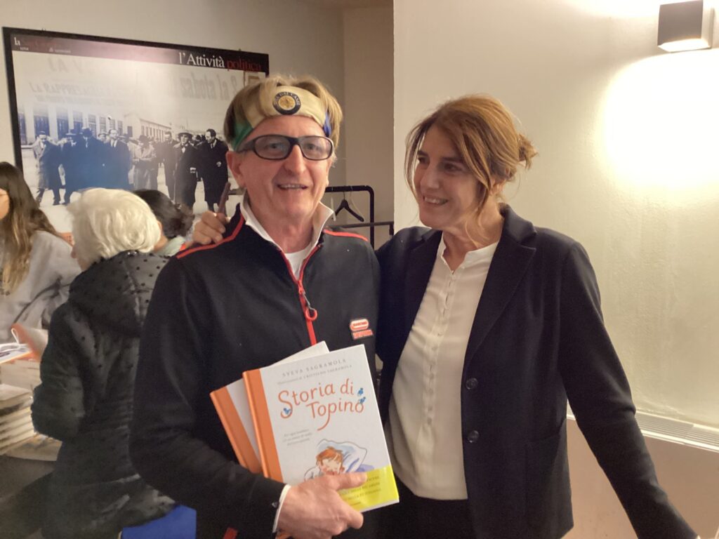 Tita e Sveva Sagramola con in mano il libro scritto da Sveva