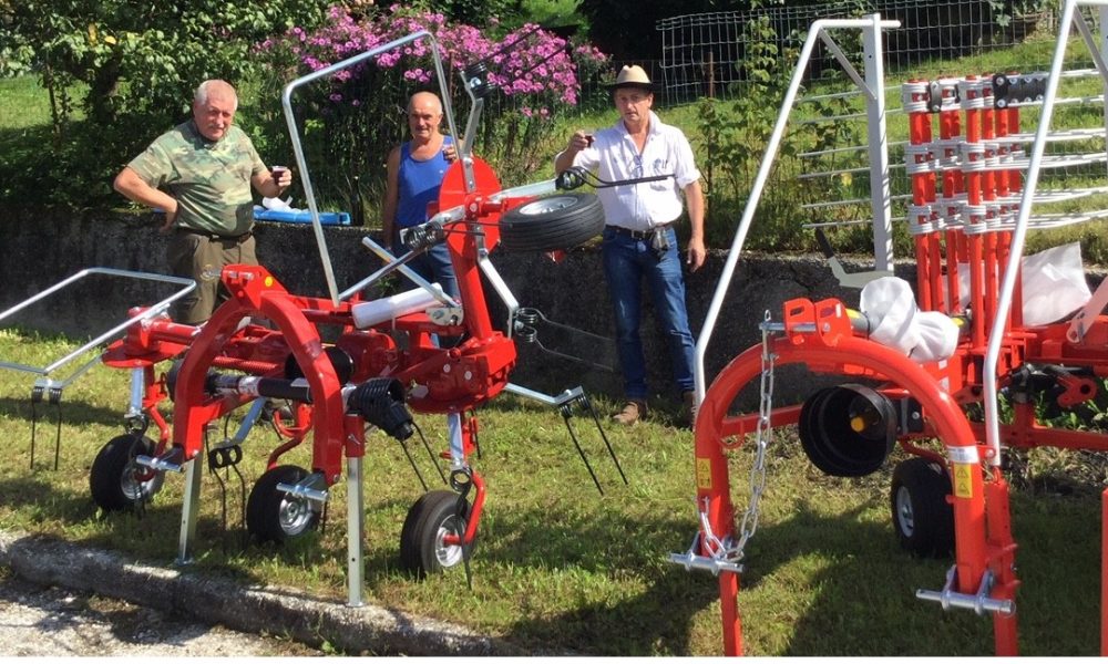 Tita dal Casel con Toni e Giancarlo Dalla Valle e con le attrezzature per la fienagione donateci dalla Maschio Gaspardo