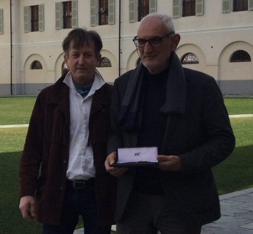 Tta dal Casel che omaggia una penna a Silvio Barbero, co-fondatore di Slow Food